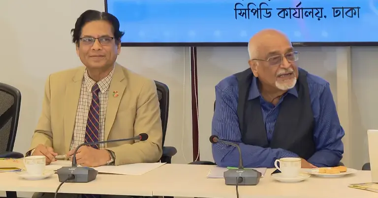 সংবাদ সম্মেলনে মুস্তাফিজুর রহমান ও দেবপ্রিয় ভট্টাচার্য